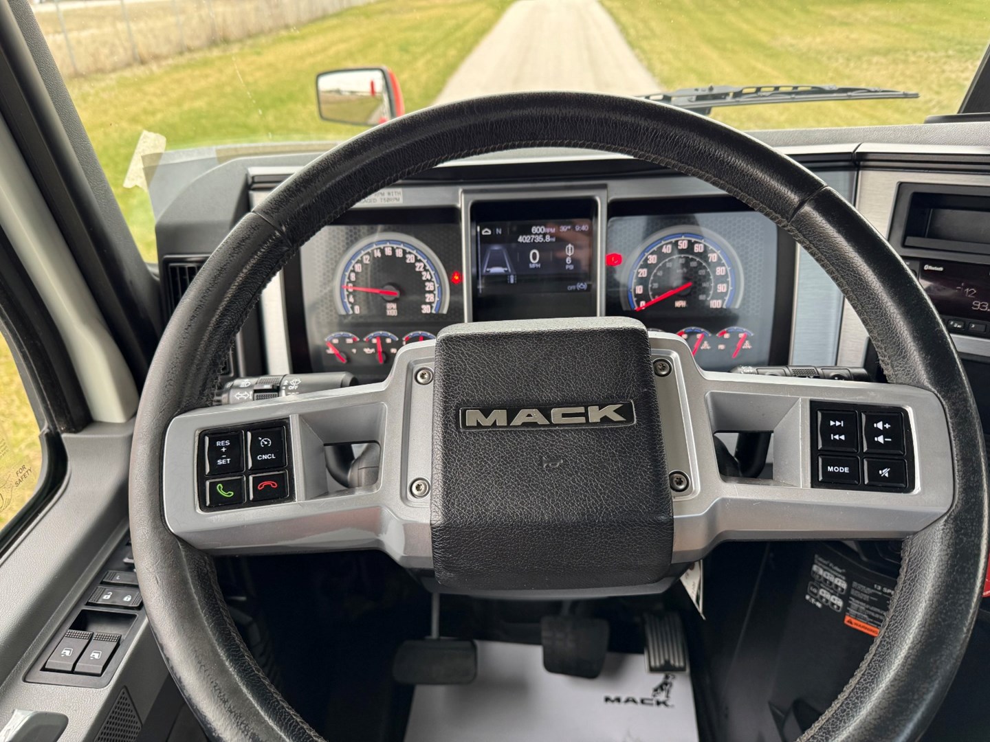 Used 2023 Mack Anthem Daycab - image 14